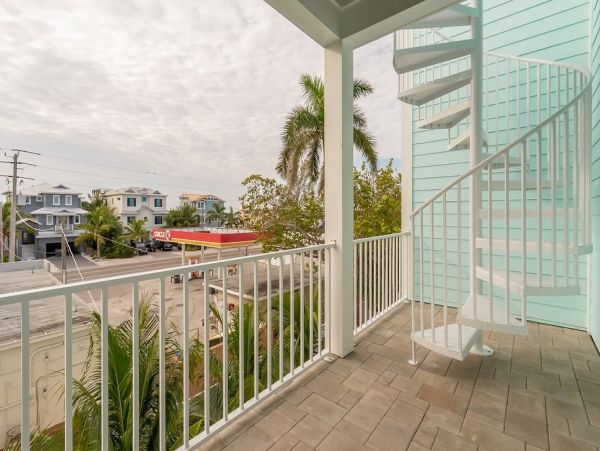 Fourteen Bedroom Hole With 2 Pools and Spas Across The Street From The Beach