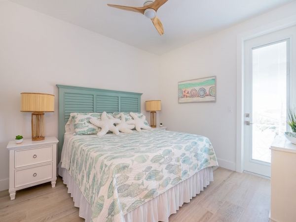 Fourteen Bedroom Hole With 2 Pools and Spas Across The Street From The Beach