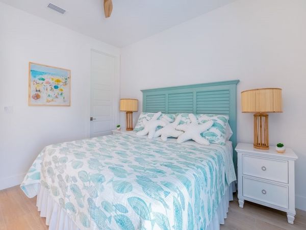 Fourteen Bedroom Hole With 2 Pools and Spas Across The Street From The Beach