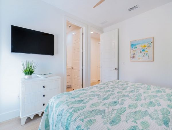 Fourteen Bedroom Hole With 2 Pools and Spas Across The Street From The Beach