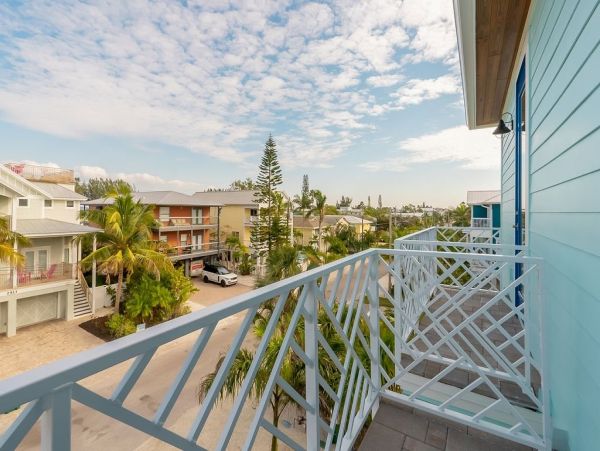 Fourteen Bedroom Hole With 2 Pools and Spas Across The Street From The Beach