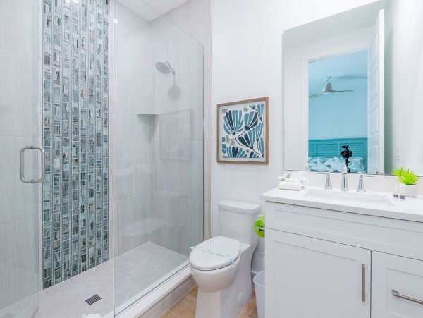 Fourteen Bedroom Hole With 2 Pools and Spas Across The Street From The Beach