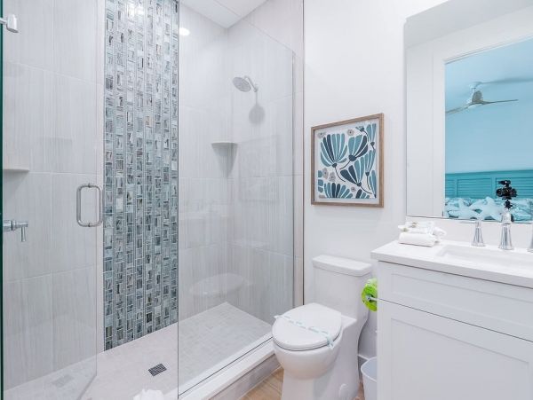 Fourteen Bedroom Hole With 2 Pools and Spas Across The Street From The Beach