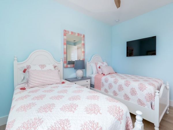 Fourteen Bedroom Hole With 2 Pools and Spas Across The Street From The Beach
