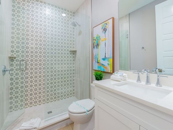 Fourteen Bedroom Hole With 2 Pools and Spas Across The Street From The Beach