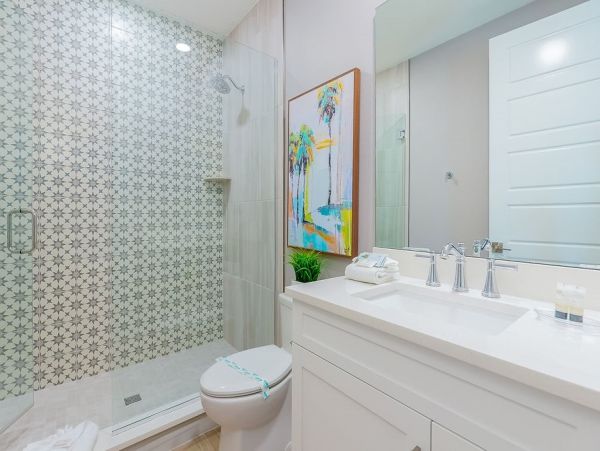 Fourteen Bedroom Hole With 2 Pools and Spas Across The Street From The Beach