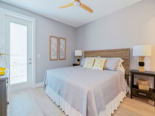 Fourteen Bedroom Hole With 2 Pools and Spas Across The Street From The Beach