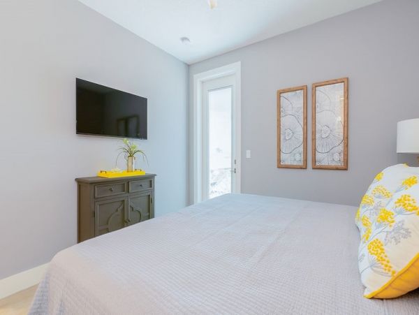 Fourteen Bedroom Hole With 2 Pools and Spas Across The Street From The Beach