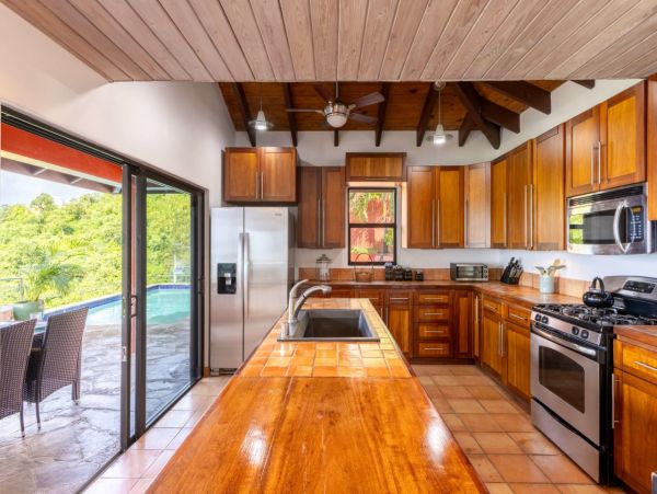 Perfect Getaway with 5 Bedrooms, Pool & Great Views