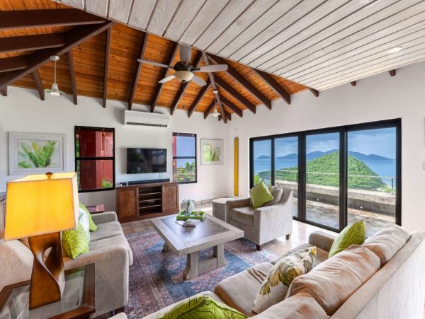 Perfect Getaway with 5 Bedrooms, Pool & Great Views