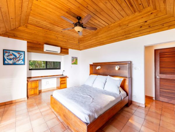 Perfect Getaway with 5 Bedrooms, Pool & Great Views