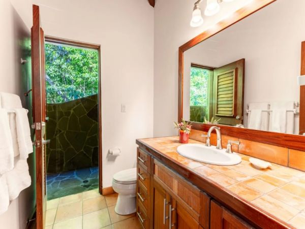 Perfect Getaway with 5 Bedrooms, Pool & Great Views
