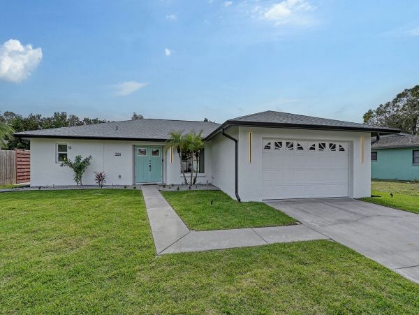 Three Bedroom Waterfront Rental Home in Sarasota