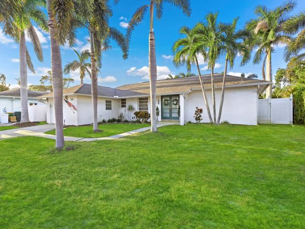 Beautiful Two Bedroom Pool Home in Marco Island