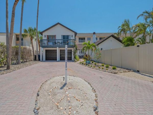 Beachside Getaway Four Bedroom Vacation Rental in Siesta Key