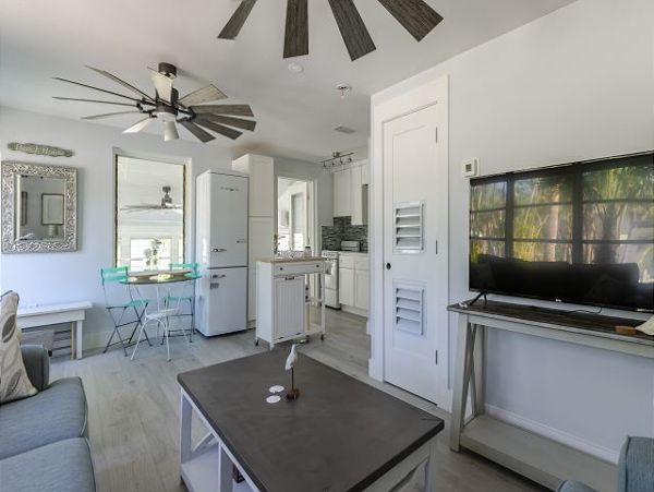 Charming One Bedroom Cottage Plus Sunroom in Sanibel