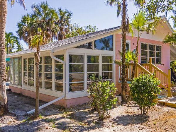 Charming One Bedroom Cottage Plus Sunroom in Sanibel