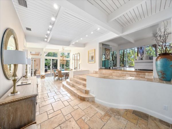 Naples Luxury 6 Bedroom Haven with Pool, 2 Blocks to Beach
