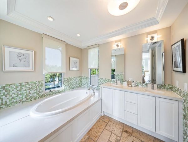 Naples Luxury 6 Bedroom Haven with Pool, 2 Blocks to Beach