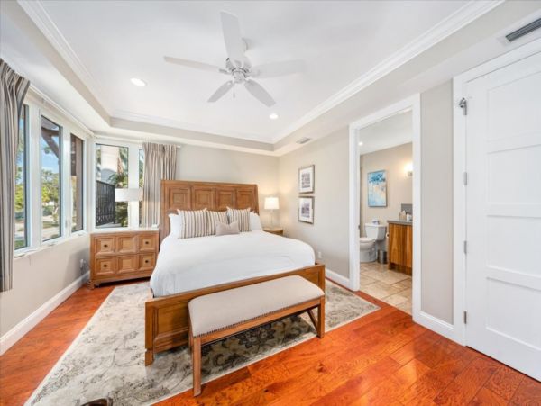 Naples Luxury 6 Bedroom Haven with Pool, 2 Blocks to Beach