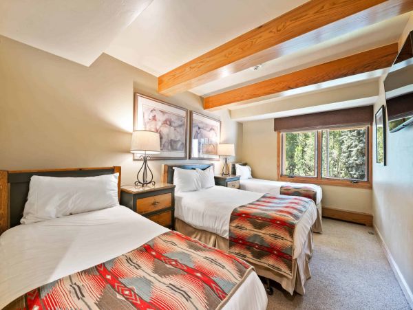 Deluxe Two Bedroom Vacation Rental in Vail with Mountain View