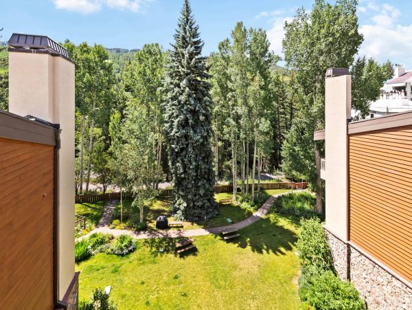 Deluxe Two Bedroom Vacation Rental in Vail with Mountain View