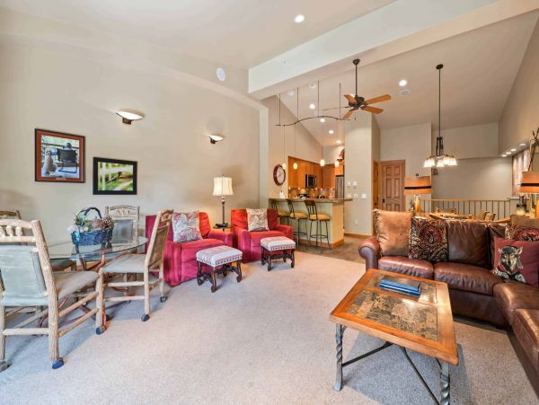 Deluxe Two Bedroom Vacation Rental in Vail with Mountain View