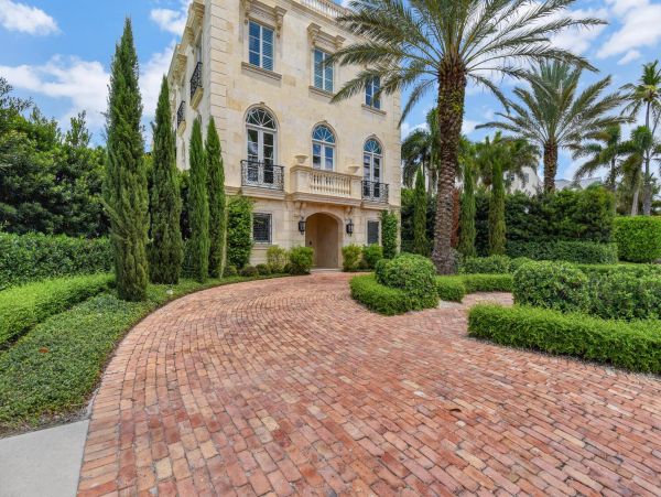 Spectacular Home in Old Naples with 5 Bedroom and Pool