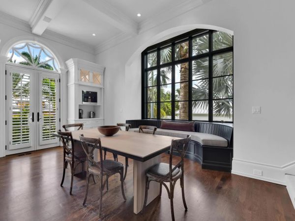 Spectacular Home in Old Naples with 5 Bedroom and Pool