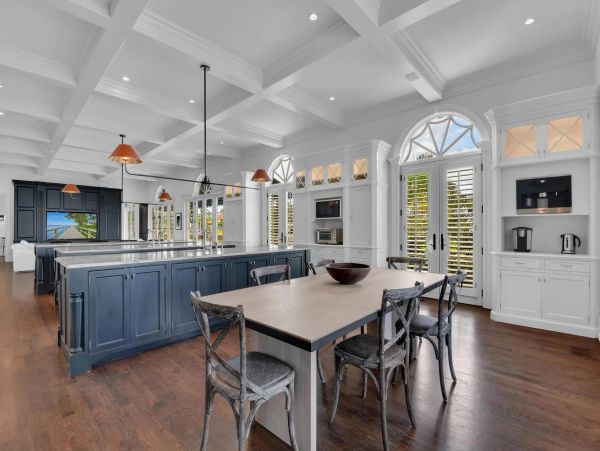 Spectacular Home in Old Naples with 5 Bedroom and Pool
