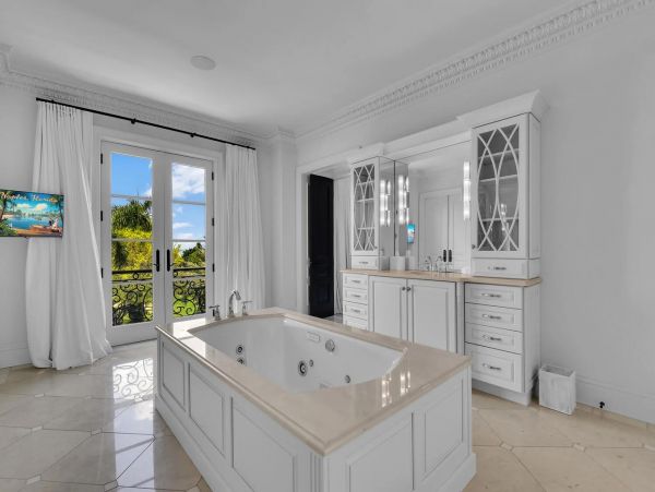 Spectacular Home in Old Naples with 5 Bedroom and Pool