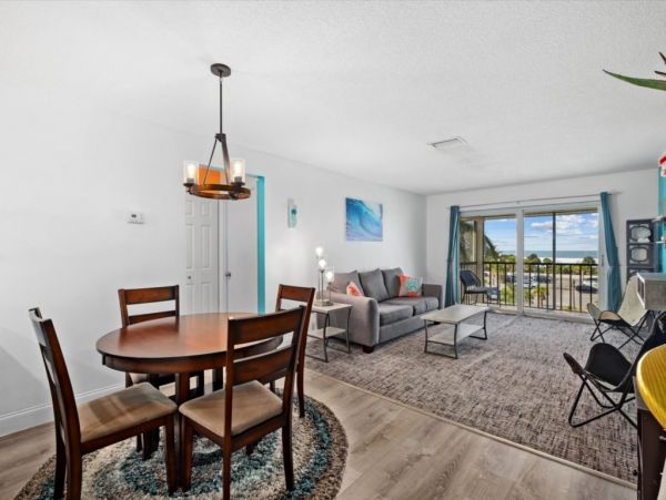 Lovely Vacation Condo in Siesta Key Steps from the Beach