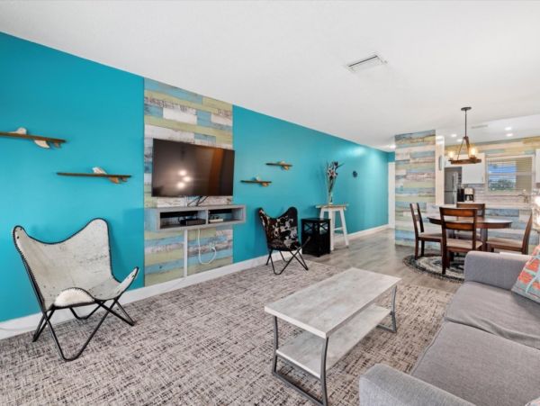 Lovely Vacation Condo in Siesta Key Steps from the Beach