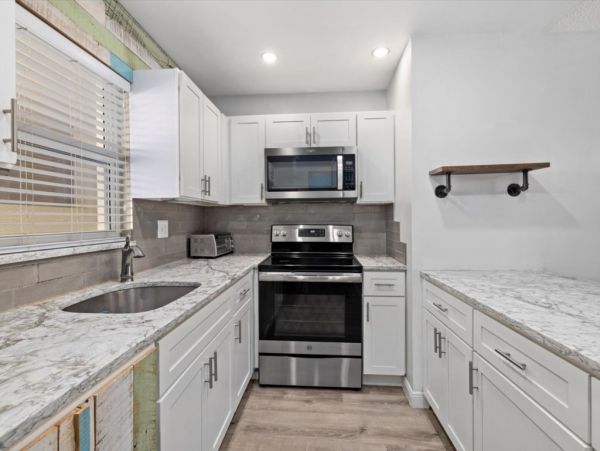 Lovely Vacation Condo in Siesta Key Steps from the Beach
