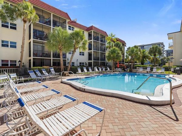 Lovely Vacation Condo in Siesta Key Steps from the Beach