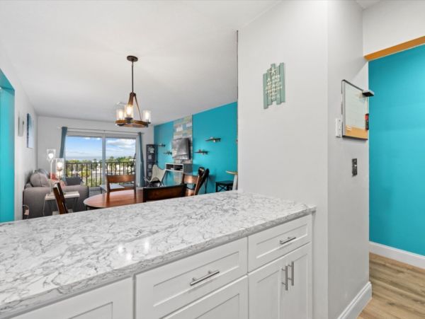 Lovely Vacation Condo in Siesta Key Steps from the Beach