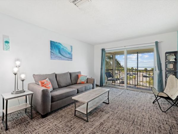 Lovely Vacation Condo in Siesta Key Steps from the Beach