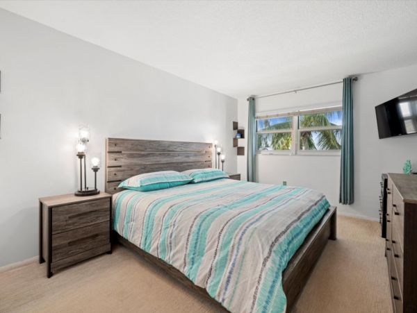 Lovely Vacation Condo in Siesta Key Steps from the Beach