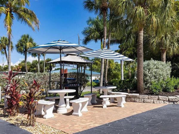 Lovely Vacation Condo in Siesta Key Steps from the Beach