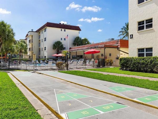 Lovely Vacation Condo in Siesta Key Steps from the Beach
