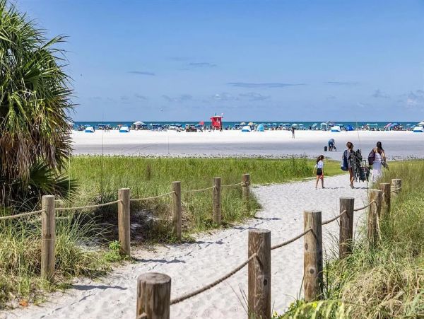 Lovely Vacation Condo in Siesta Key Steps from the Beach