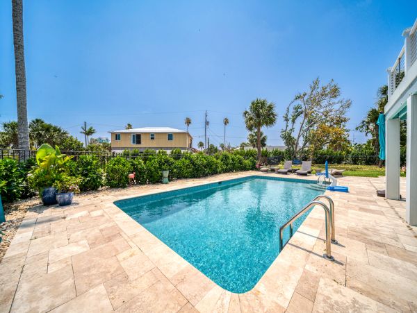 Sanibel Stunning Four Bedroom Vacation Home Walk to the Beach