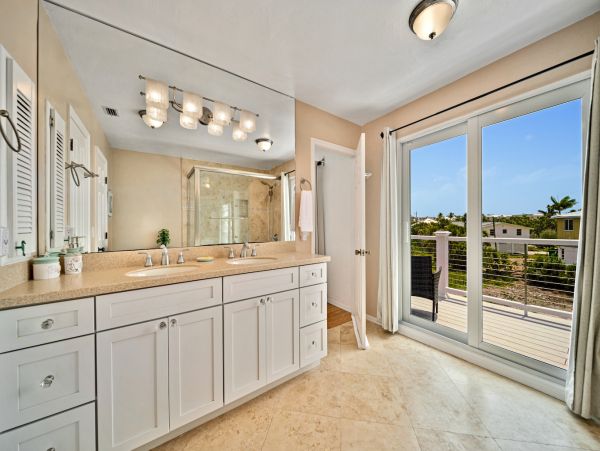 Sanibel Stunning Four Bedroom Vacation Home Walk to the Beach