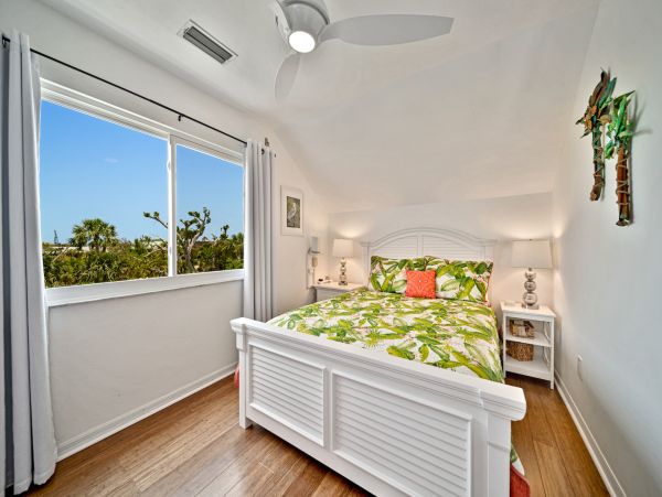 Sanibel Stunning Four Bedroom Vacation Home Walk to the Beach