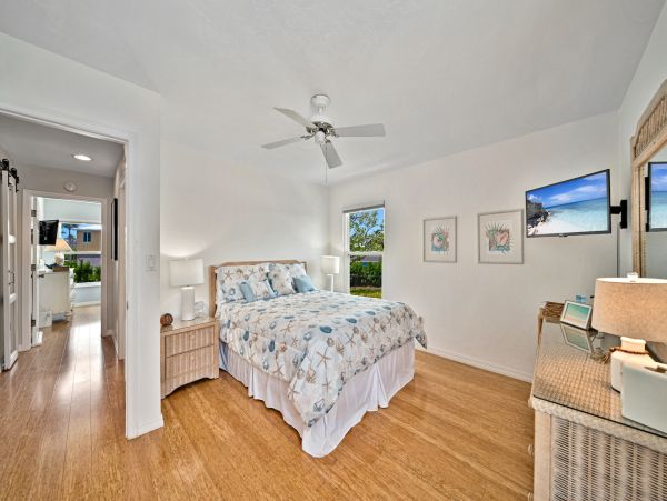Sanibel Stunning Four Bedroom Vacation Home Walk to the Beach