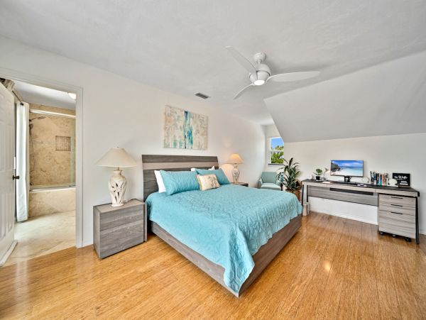 Sanibel Stunning Four Bedroom Vacation Home Walk to the Beach