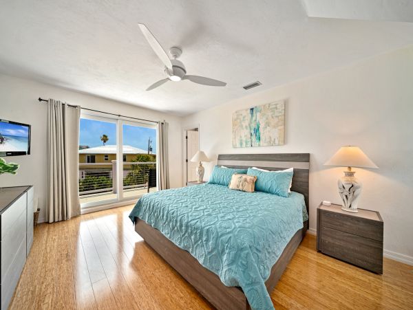 Sanibel Stunning Four Bedroom Vacation Home Walk to the Beach