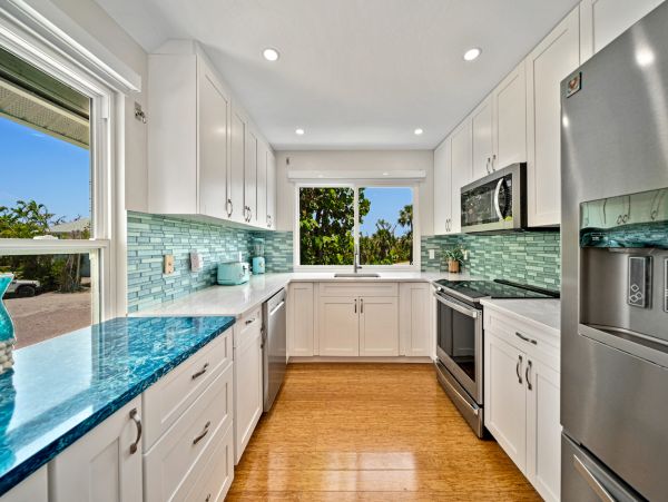 Sanibel Stunning Four Bedroom Vacation Home Walk to the Beach