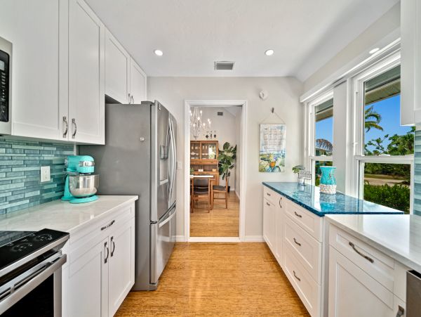 Sanibel Stunning Four Bedroom Vacation Home Walk to the Beach