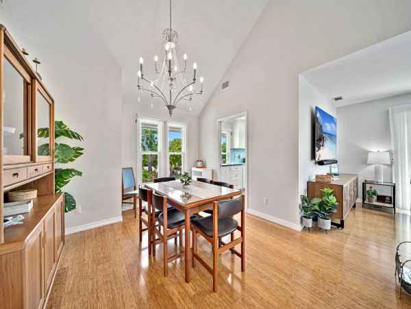 Sanibel Stunning Four Bedroom Vacation Home Walk to the Beach